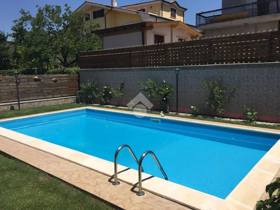 Porzione di bifamiliare in vendita a Guidonia Montecelio
