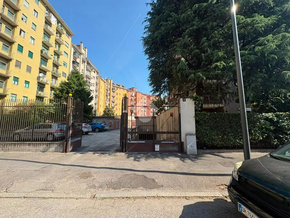 Box / posti auto in vendita a Milano