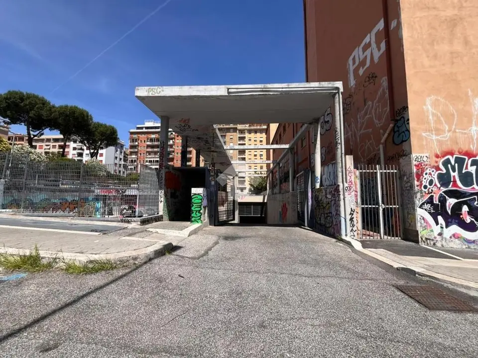 Box / posti auto in vendita a Roma