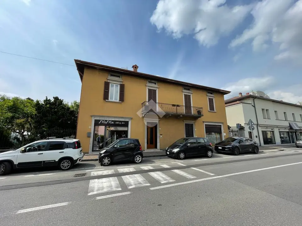 5 locali in vendita a Almè