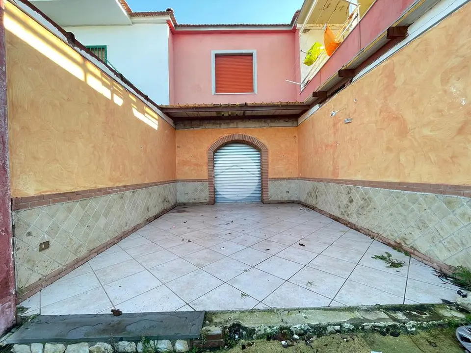 Box / posti auto in affitto a Pozzuoli