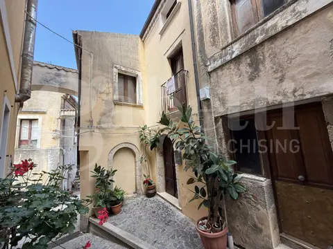Casa Indipendente in VICO SECONDO DI VIA ROMA  10, Fiumefreddo Bruzio (CS)