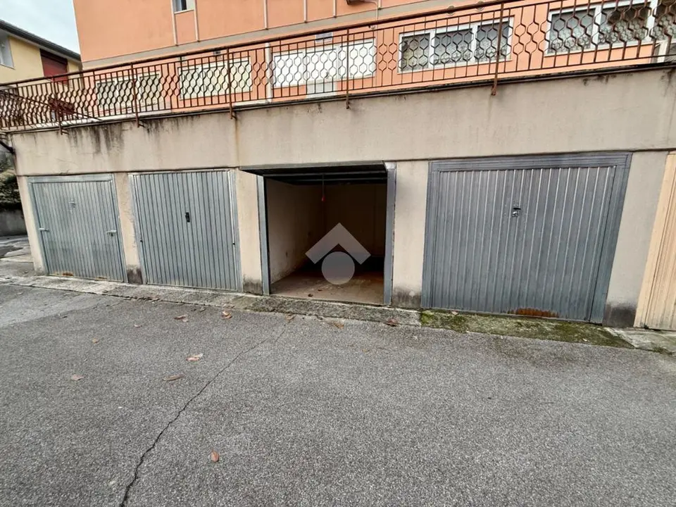 Box / posti auto in vendita a Padova