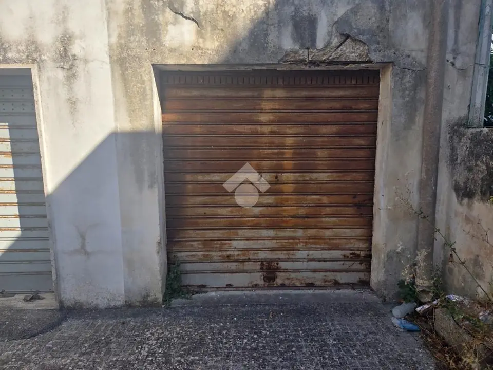 Box / posti auto in vendita a Lecce