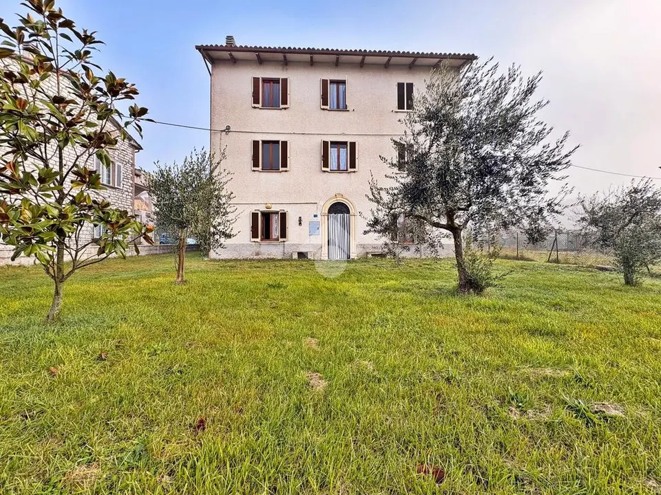 Casa indipendente in vendita a Fossato Di Vico