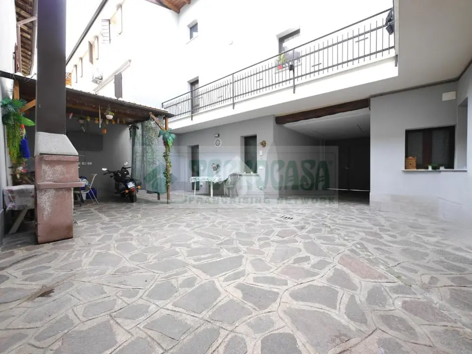 Casa indipendente in vendita a Urago D'Oglio
