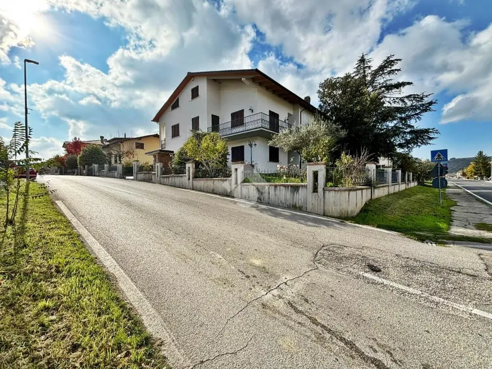 Porzione di bifamiliare in vendita a Gualdo Tadino