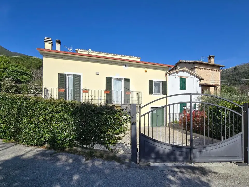 Casa semindipendente in vendita a Campello Sul Clitunno