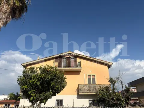 Appartamento in Via Siracusa, Aprilia (LT)