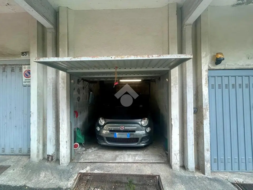 Box / posti auto in vendita a Genova