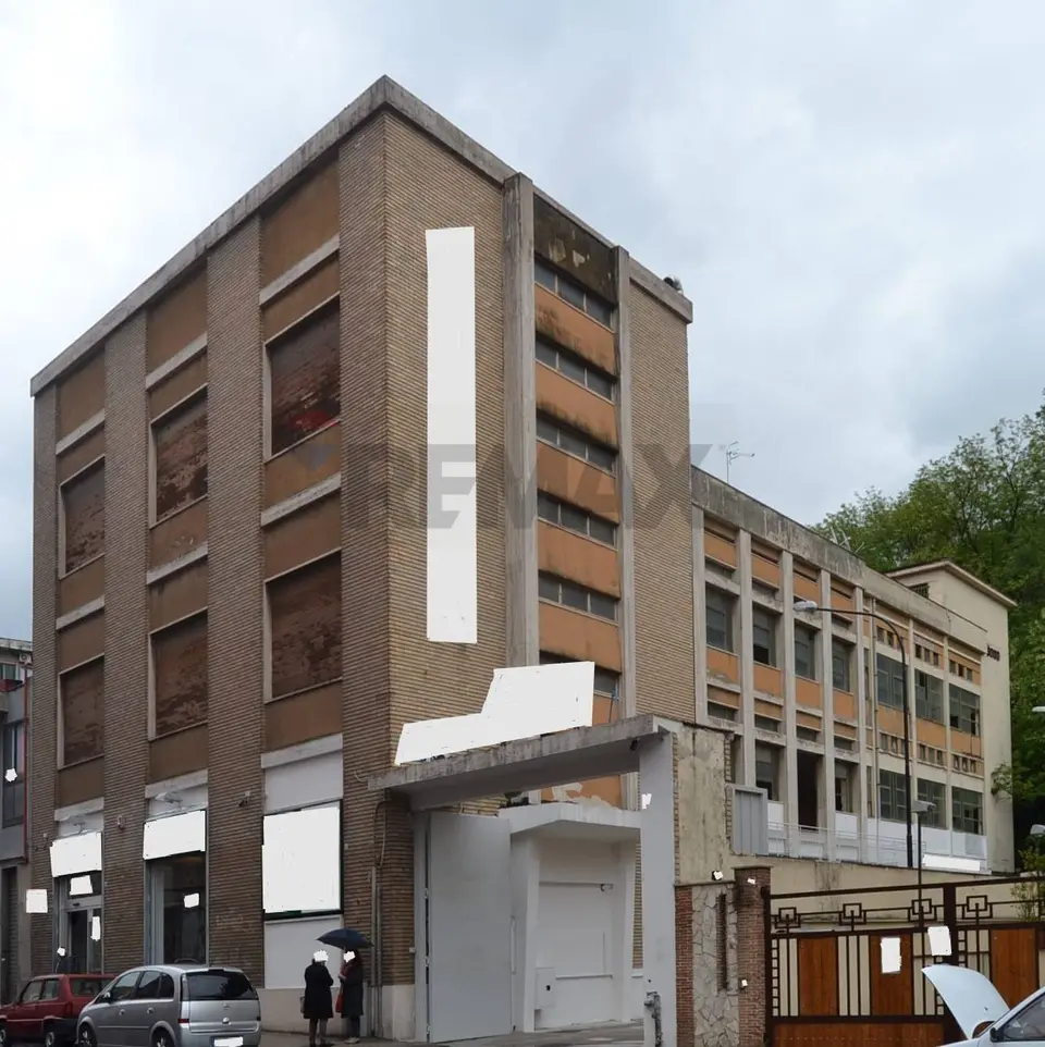 Locale Commerciale in Affitto a Napoli