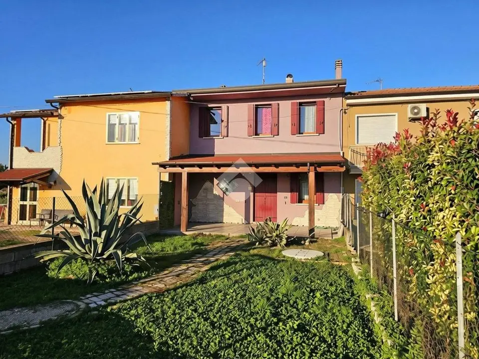 Porzione di trifamiliare in vendita a Sant'Urbano