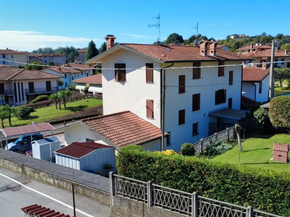 Porzione di bifamiliare in vendita a Carvico