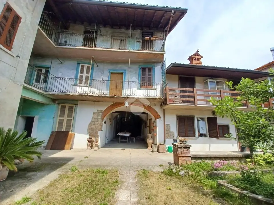 Farmhouse for sale in Treviolo
