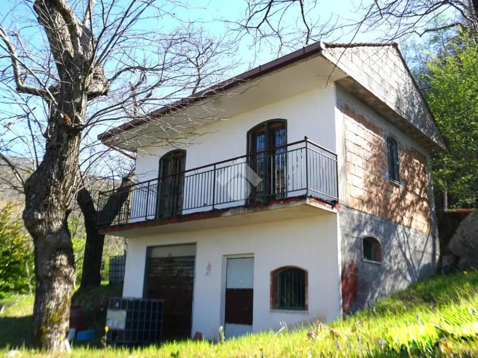 Rustico in vendita a Montecorvino Rovella