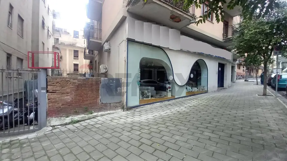 Locale Commerciale in Vendita a Salerno