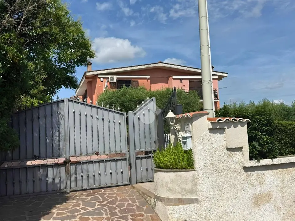 Porzione di bifamiliare in vendita a Roma