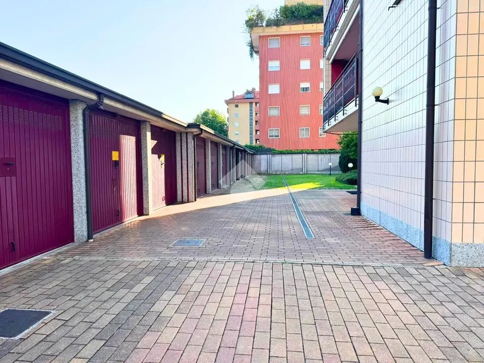 Box / posti auto in vendita a Corsico