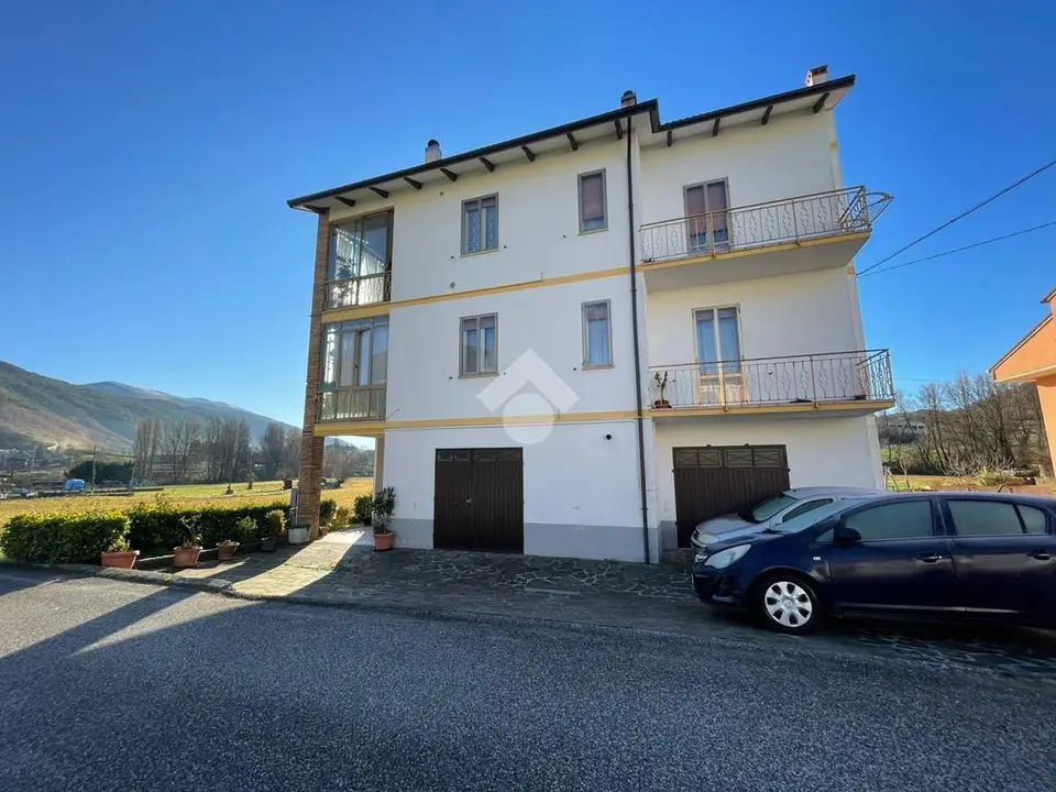 Quadrilocale in vendita a Scheggia E Pascelupo