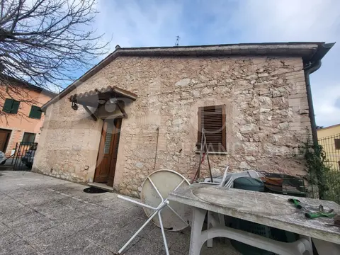 Casa Indipendente in Via Leggiana, Foligno (PG)
