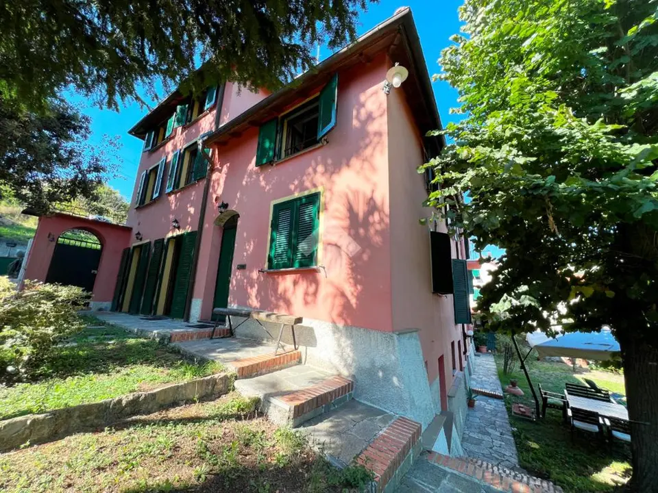 Porzione di trifamiliare in vendita a Serra Riccò