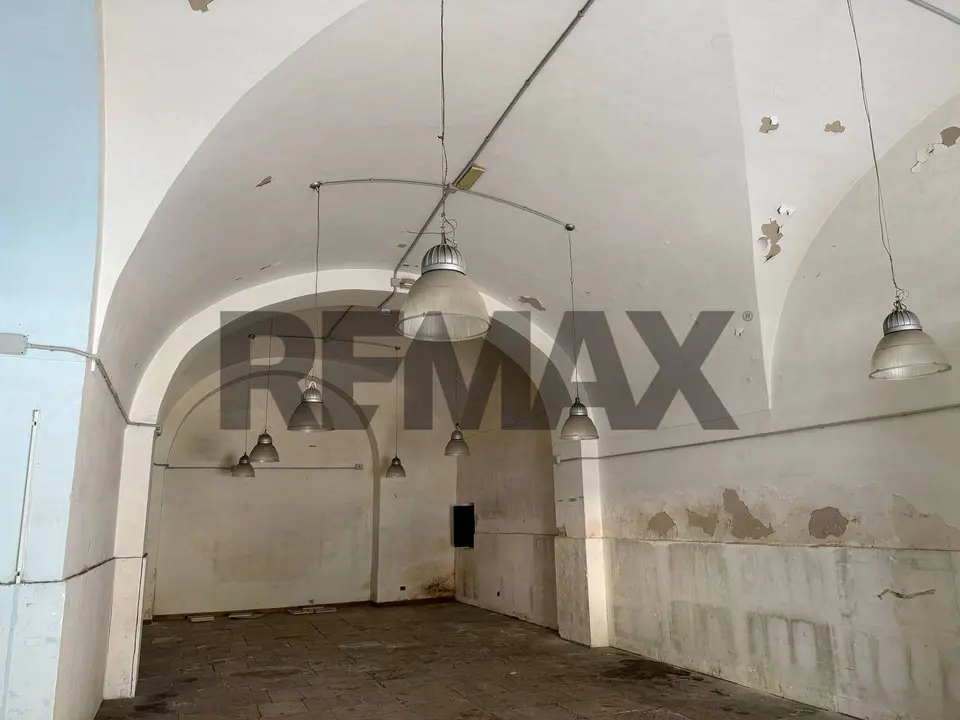 Locale Commerciale in Affitto a Bari