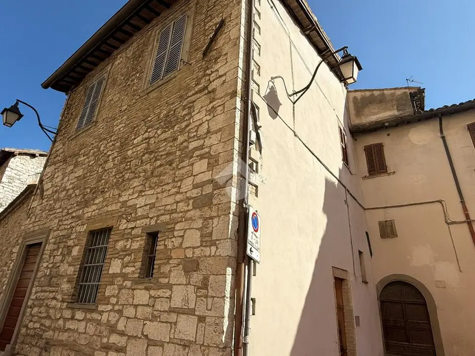 6 locali in vendita a Gubbio