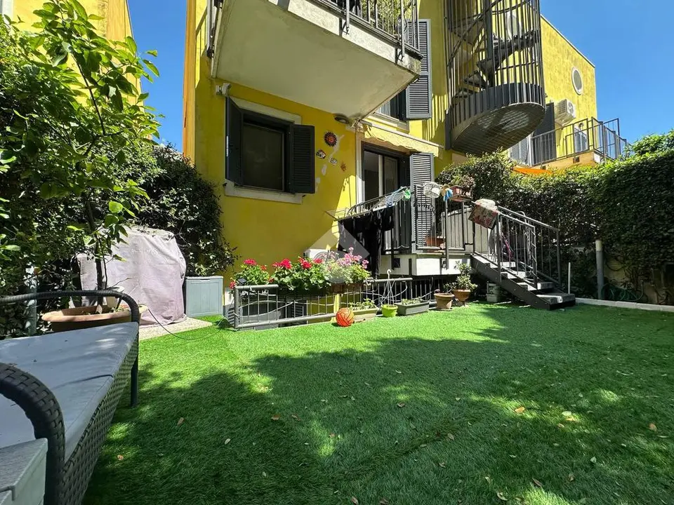 Porzione di bifamiliare in vendita a Napoli
