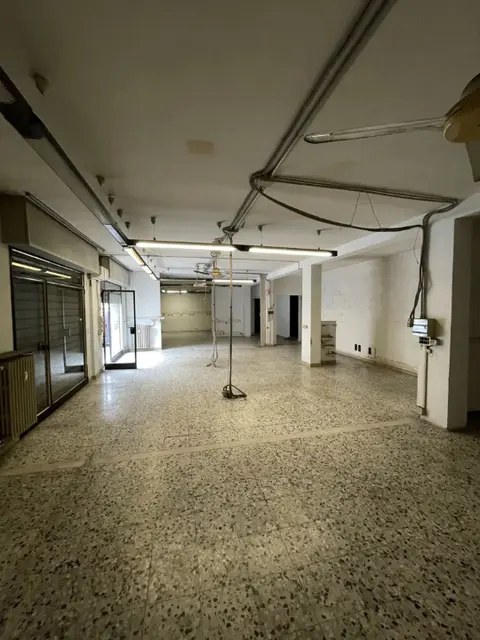 Negozio in Via Crespellani , Modena (MO)