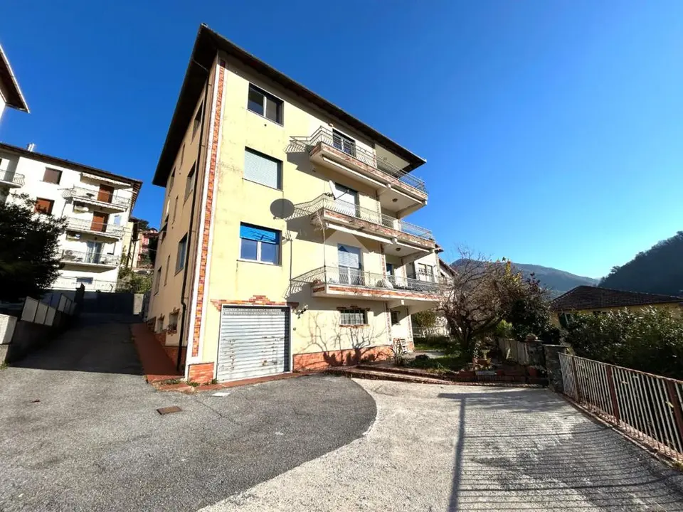 5 locali in vendita a Serra Riccò