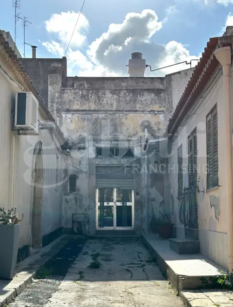 Laboratorio in cortile la monica 4, Avola (SR)
