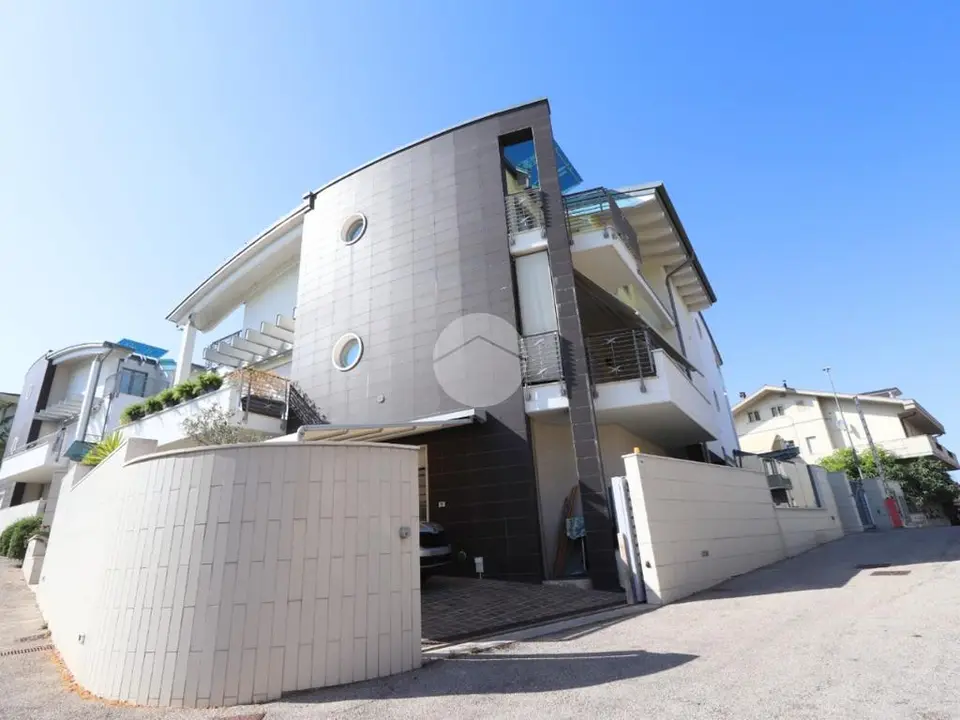 Porzione di trifamiliare in vendita a Pescara