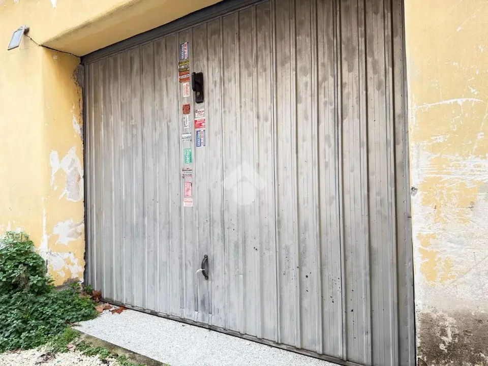 Box / posti auto in vendita a Roma