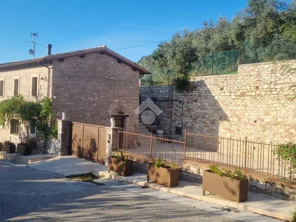 Casa indipendente in vendita a Spello