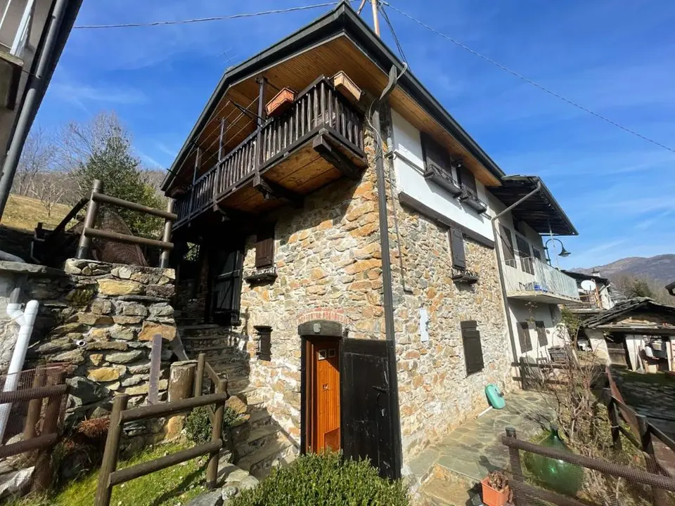 Casa semindipendente in affitto a Traves
