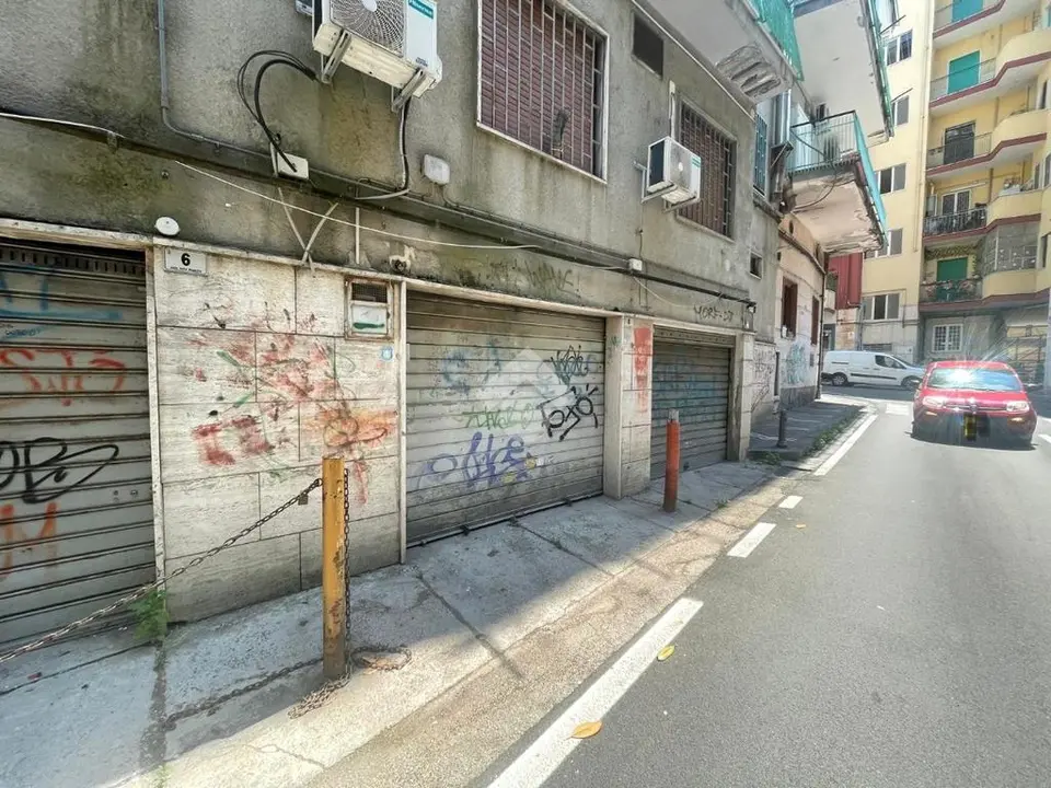 Box / posti auto in vendita a Portici