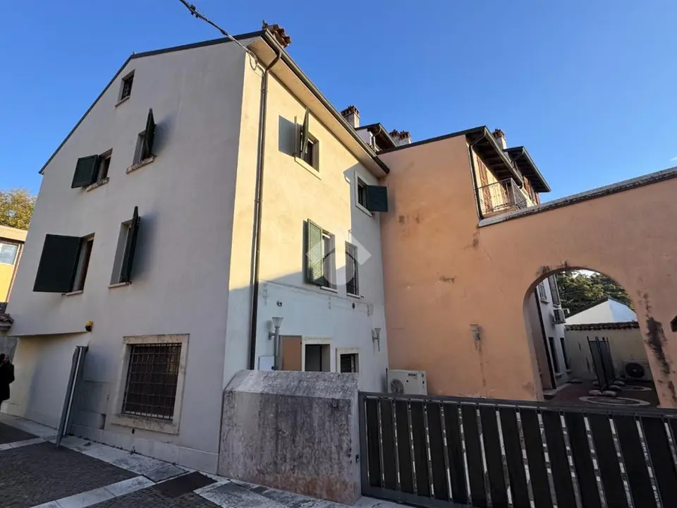 Casa semindipendente in vendita a Verona