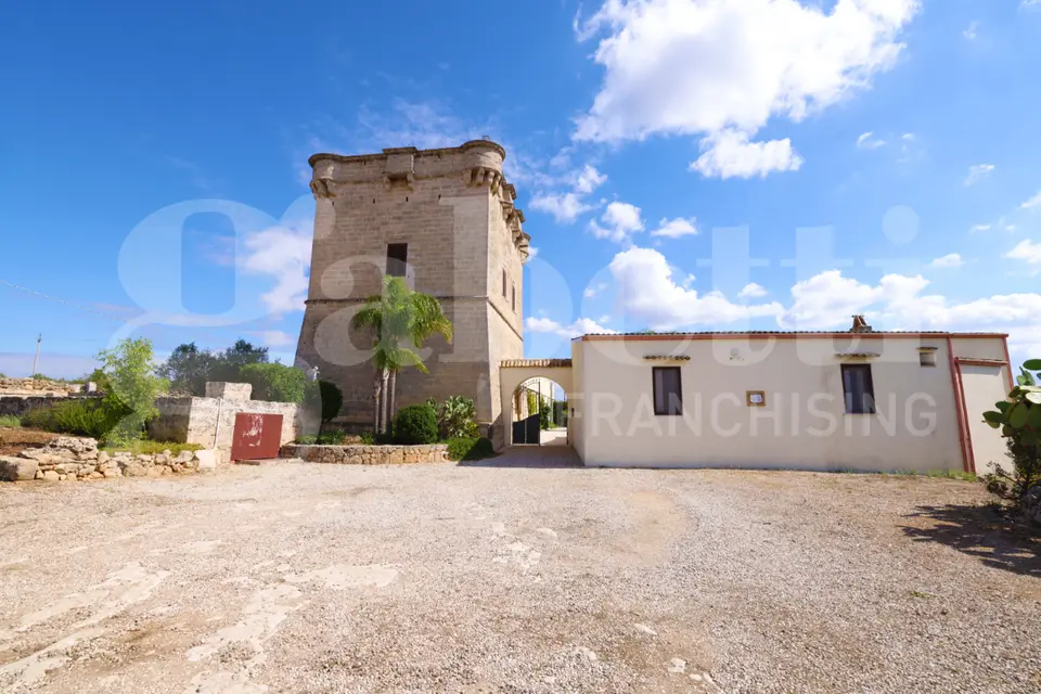 Casa Indipendente a Ugento (LE) 600 m², 11 locali, 5 bagni
