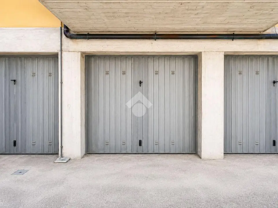 Box / posti auto in vendita a Loreto