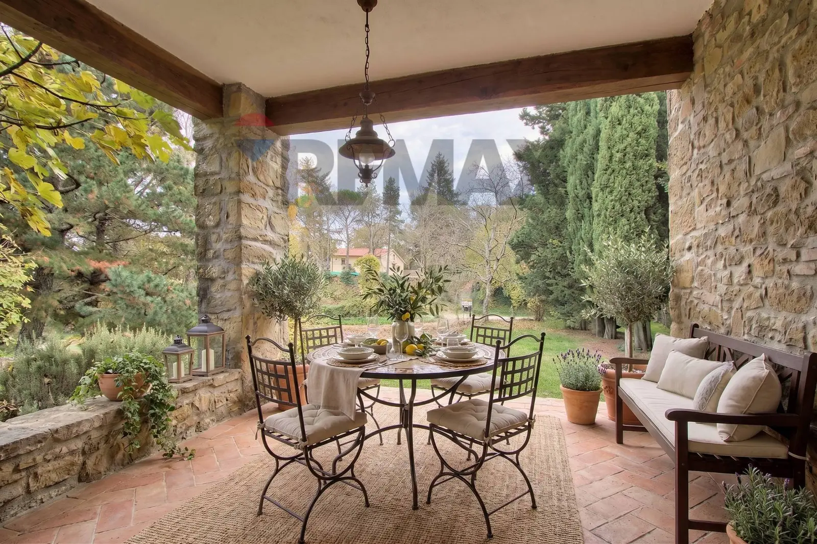 Porzione di villa in Vendita a Loro Ciuffenna