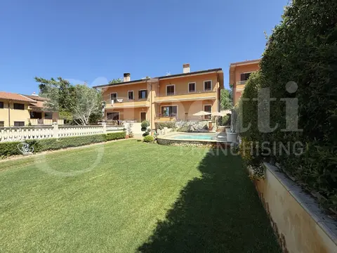 Casa Indipendente in VIA DELLE API  7, Fiumefreddo Bruzio (CS)