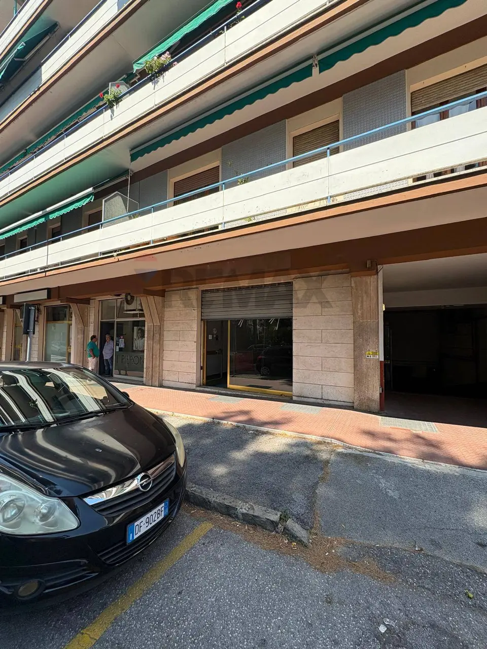 Negozio in Affitto a Jesi