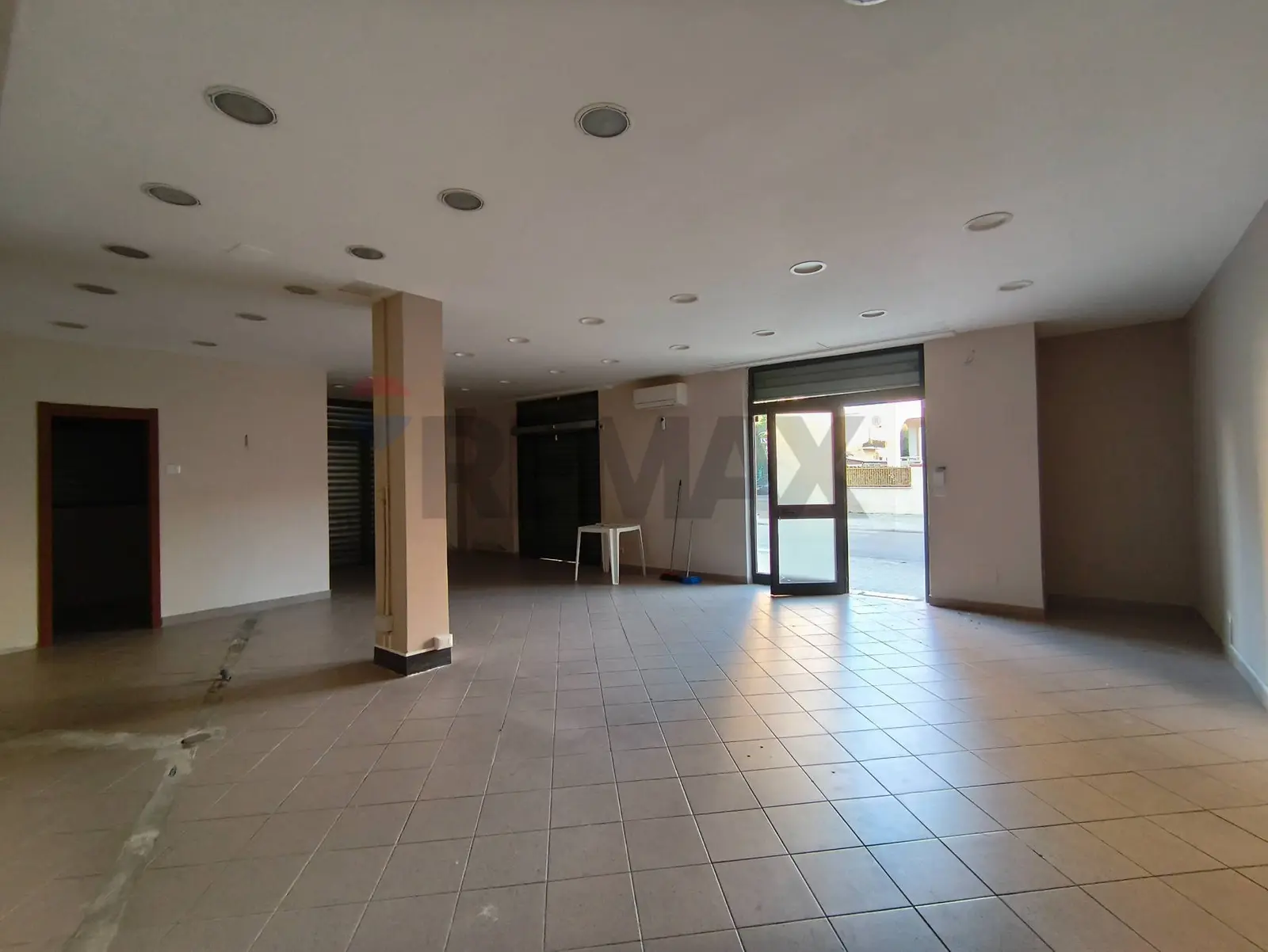 Locale Commerciale in Affitto a Ladispoli