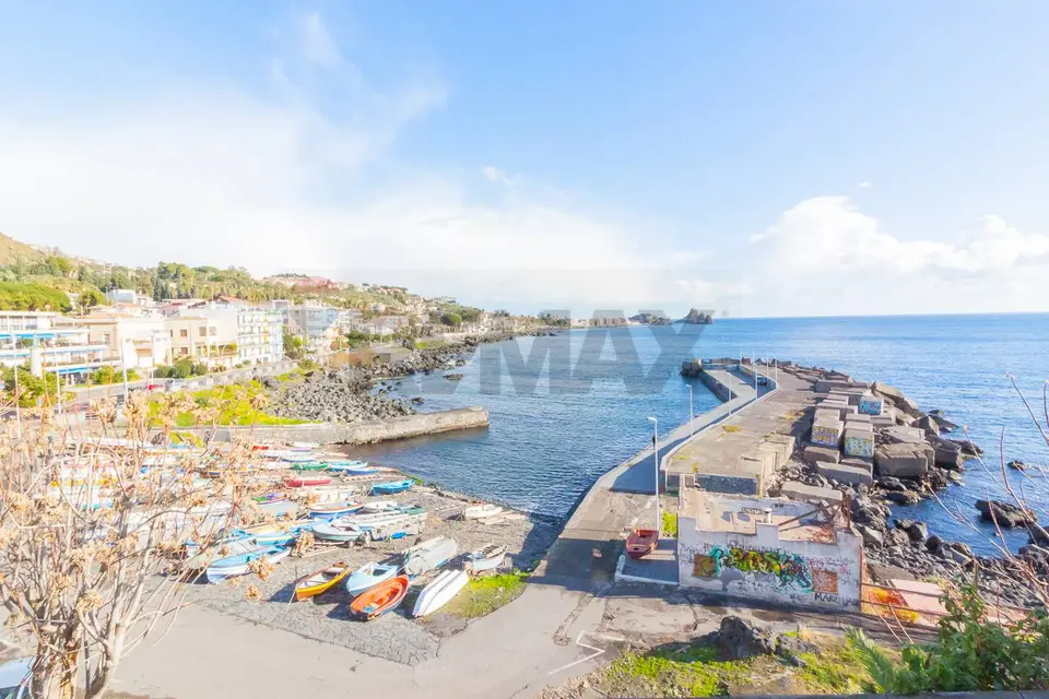 Casa Indipendente in Vendita a Aci Castello