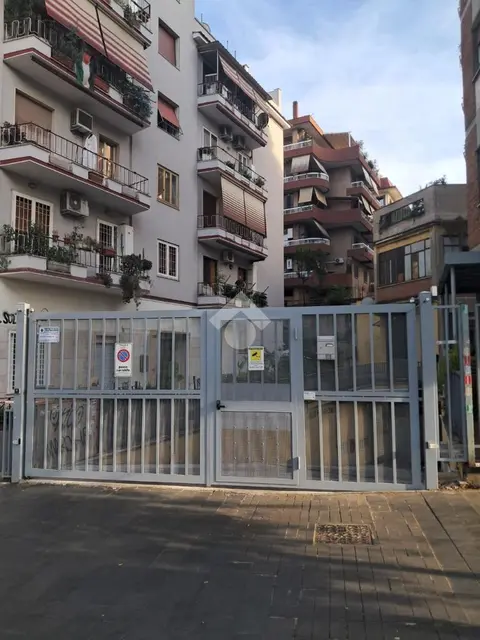 Box / posti auto in vendita a Roma