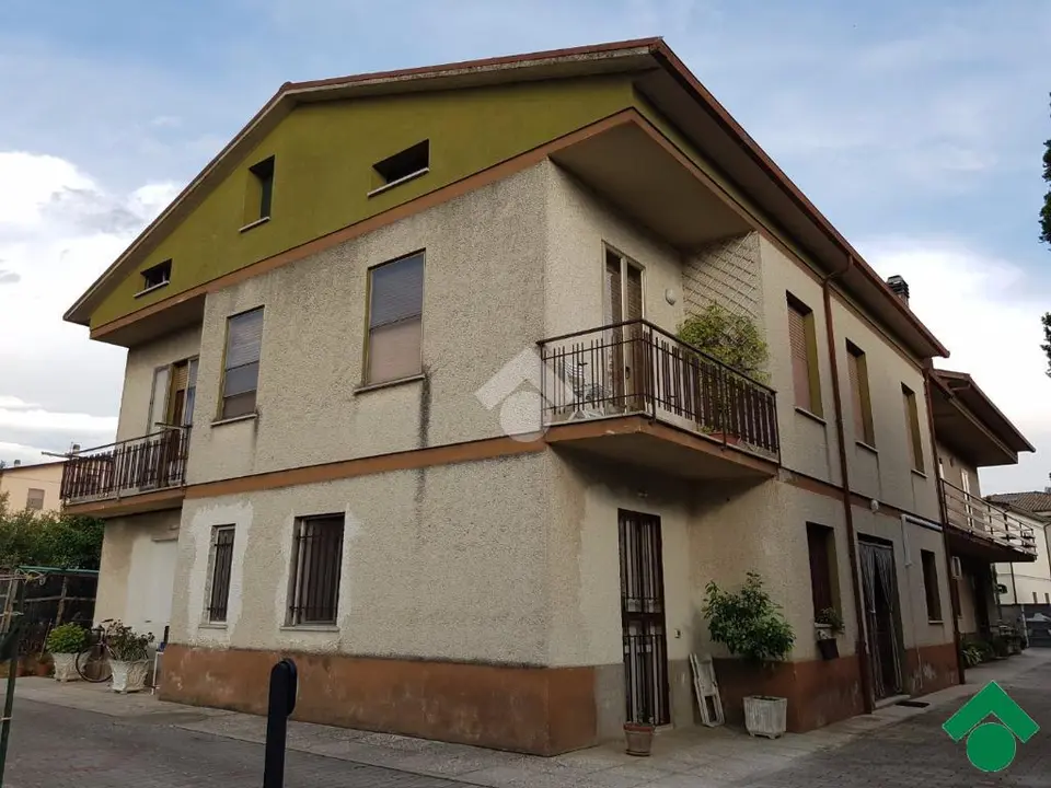 6 locali in vendita a Spello