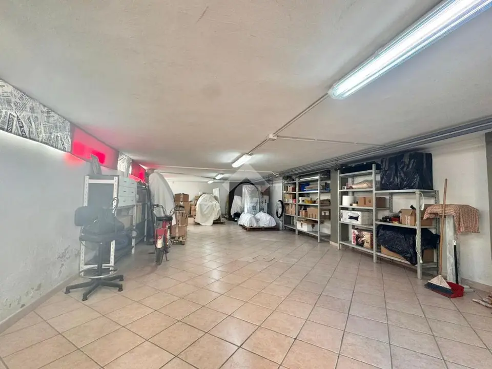 Box / posti auto in vendita a Signa
