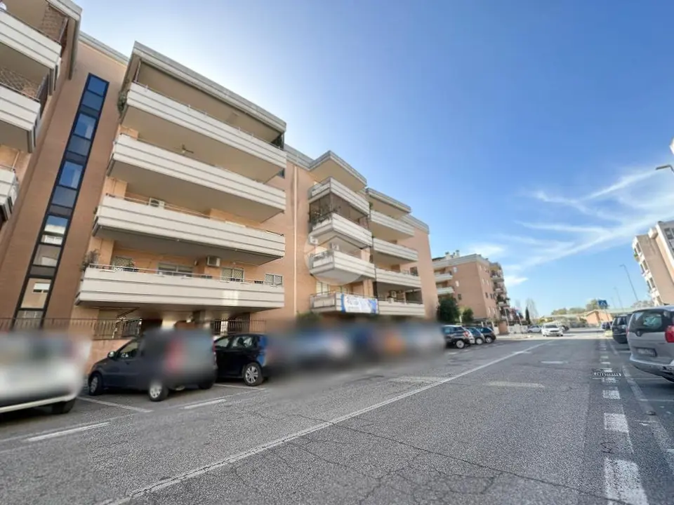 Box / posti auto in affitto a Roma