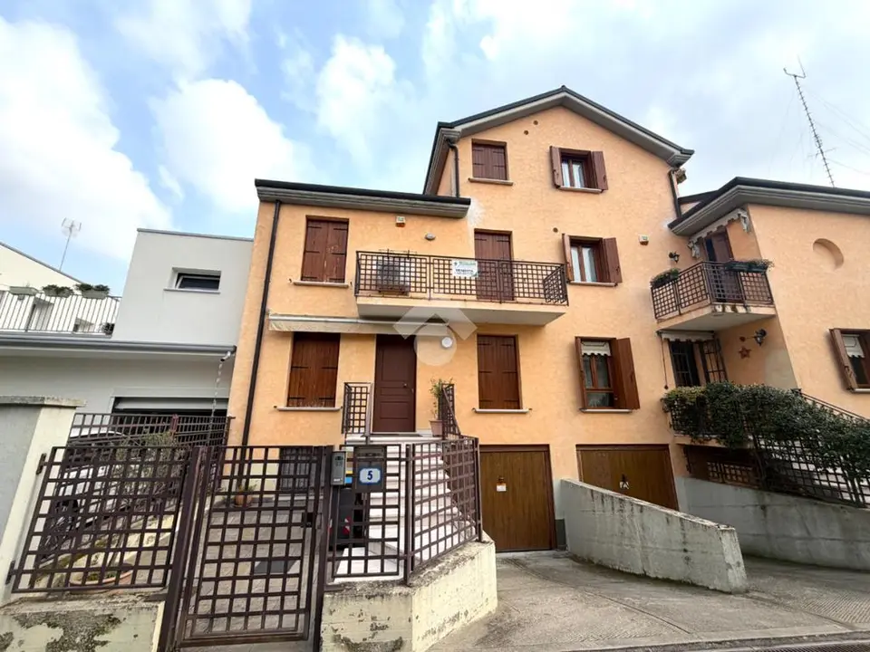 Porzione di bifamiliare in vendita a Padova