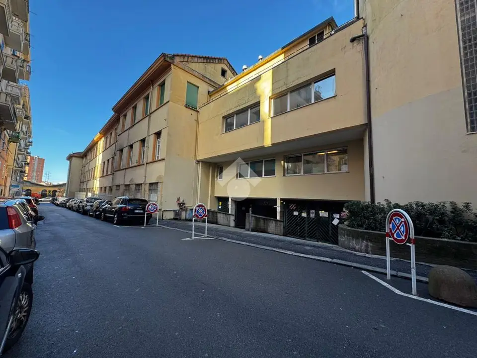 Box / posti auto in vendita a Genova
